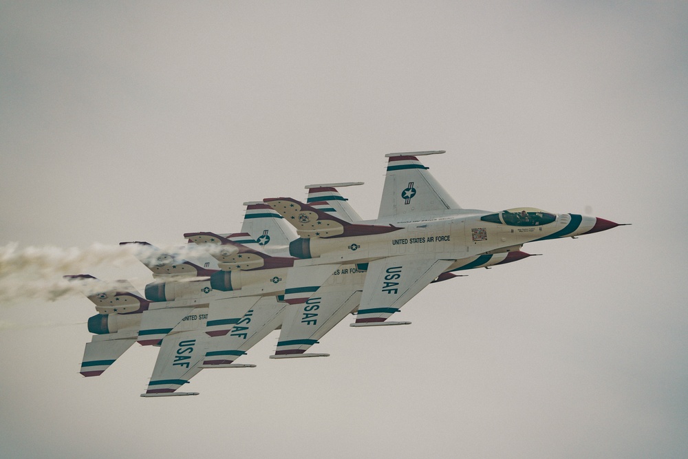 Thunderbirds perform at 2023 Southern California Airshow