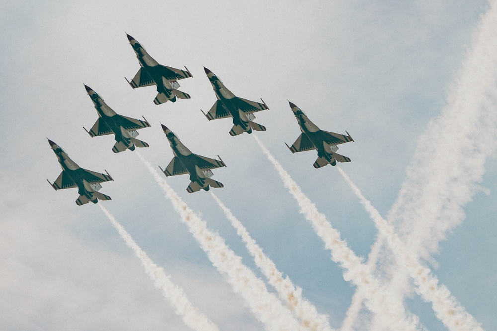 Thunderbirds perform at 2023 Southern California Airshow