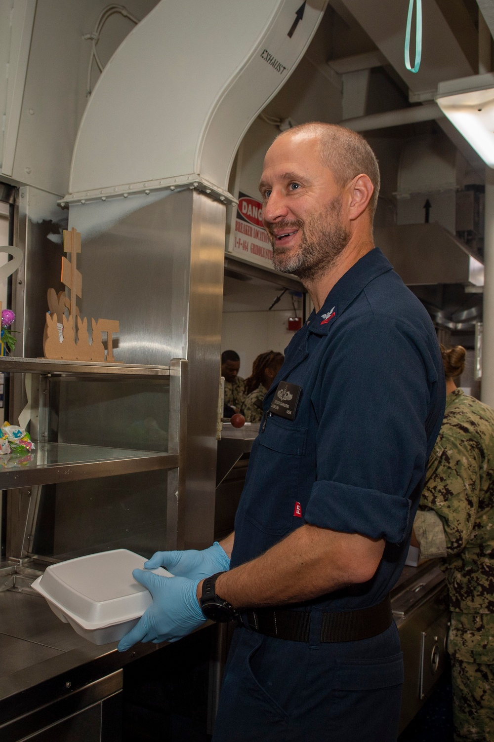 USS Essex FCPOA Conducts Fundraiser