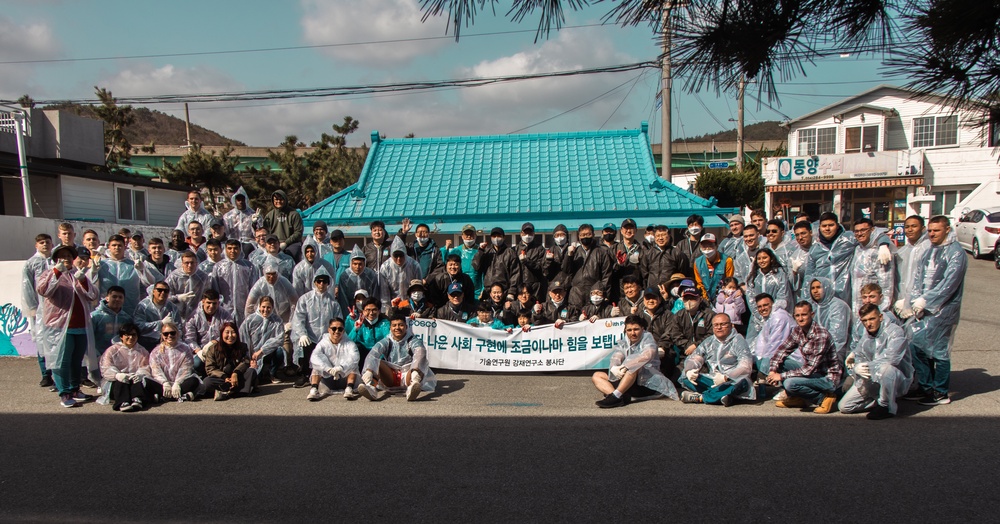 US Marines and local community volunteers help restore homes after Typhoon Hinnamnor