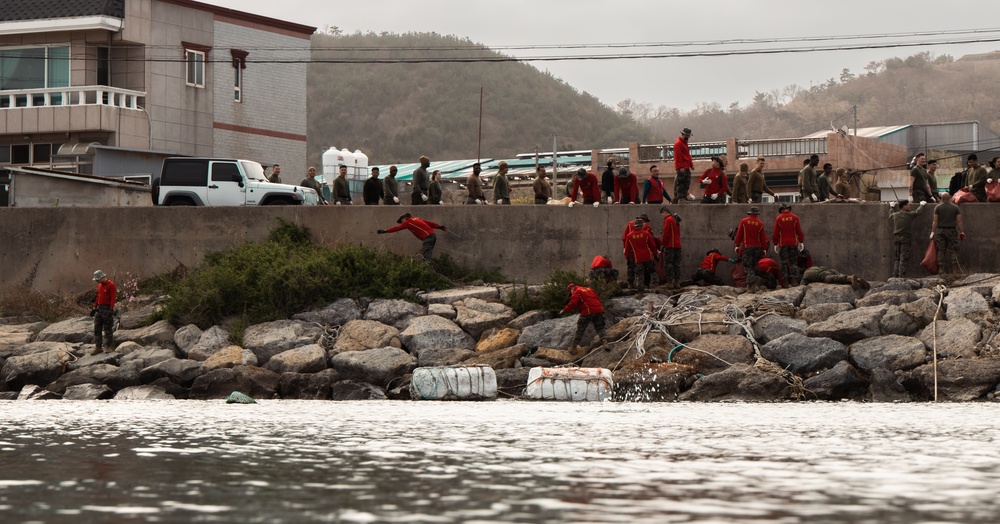 US Marines, Republic of Korea Marines and Sailors, and local community volunteers help clean the earth