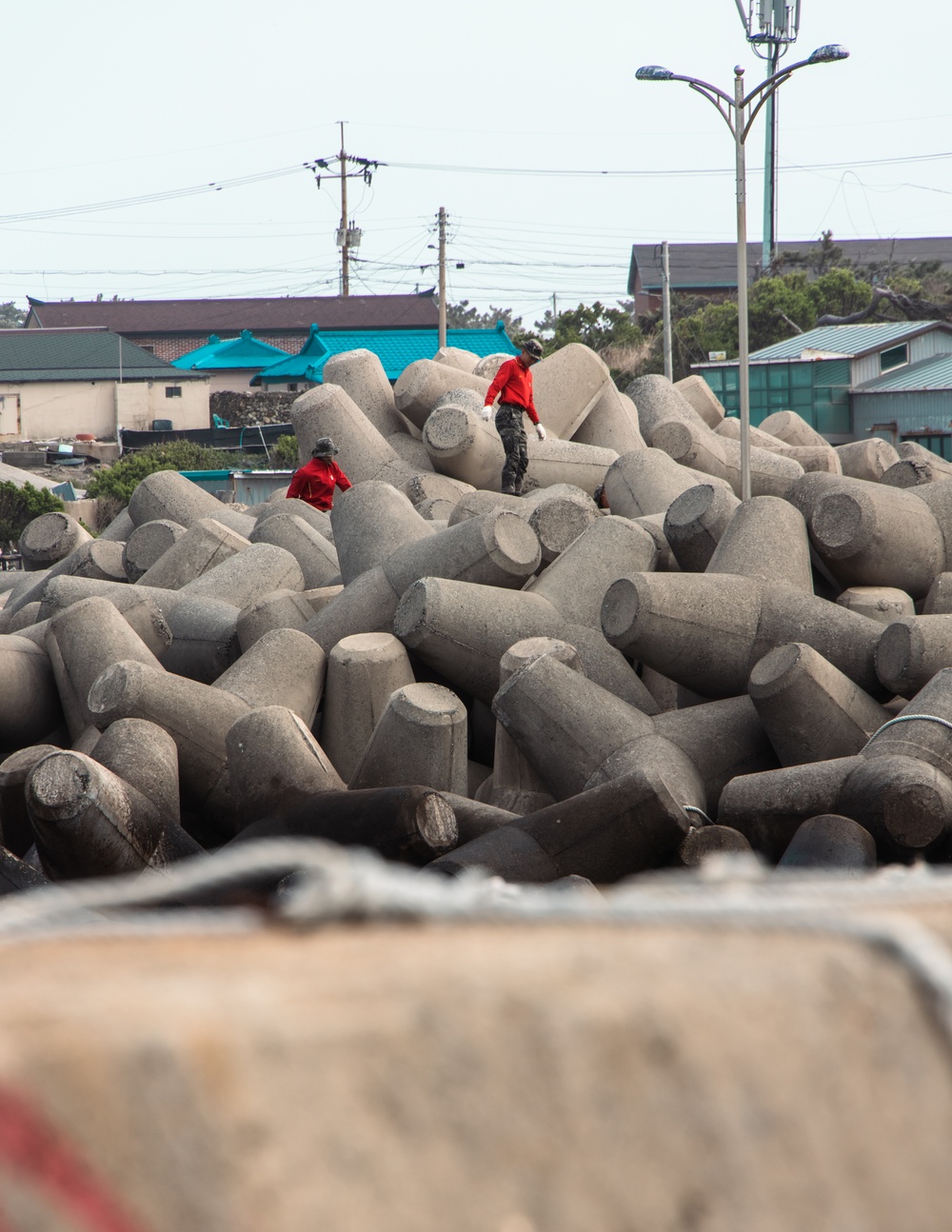 US Marines, Republic of Korea Marines and Sailors, and local community volunteers help clean the earth