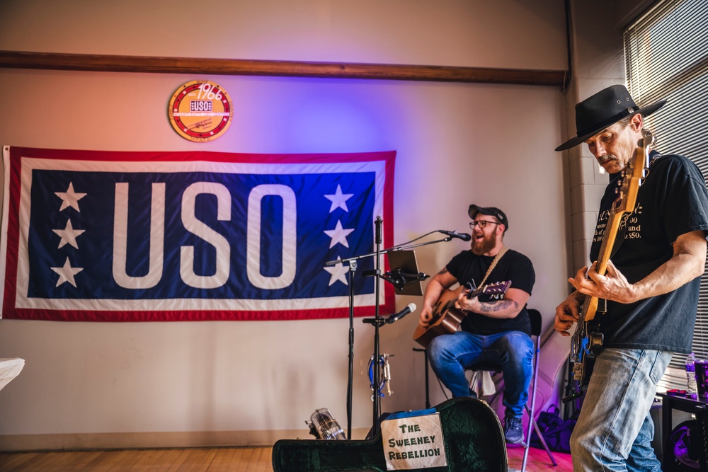 Wright-Patt Leadership show their appreciation to USO volunteers