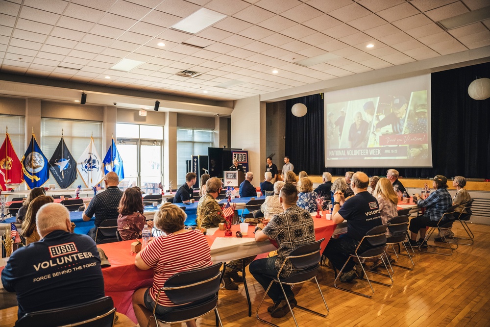 Wright-Patt Leadership show their appreciation to USO volunteers