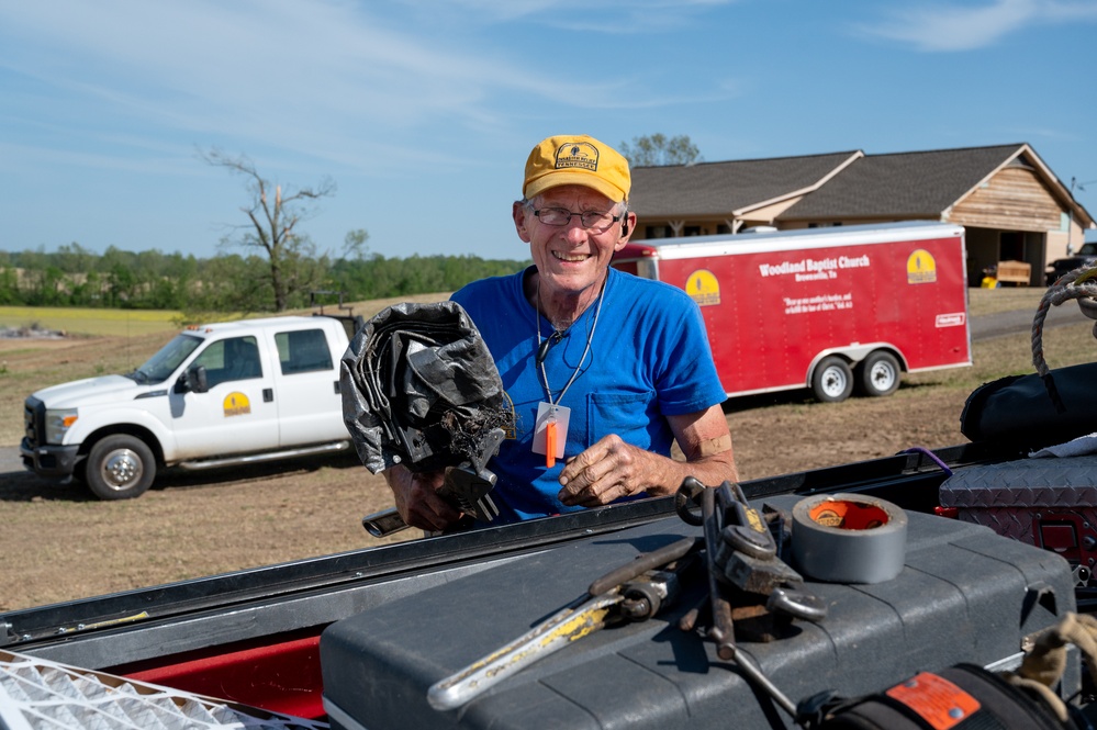 Volunteers Come to Tornados Survivors' Aid