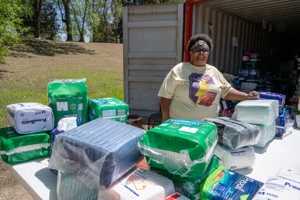 Volunteers at Cobb Park in Covington Give Out Supplies