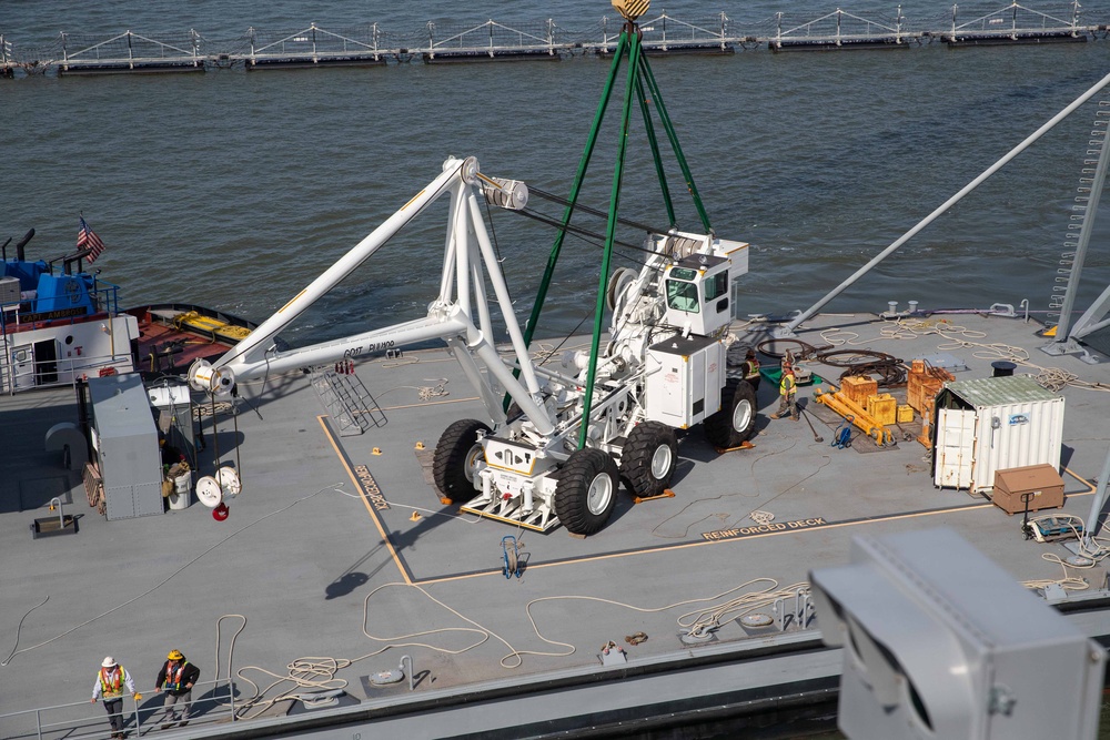 George Washington Onloads Carrier Vessel Crash Crane