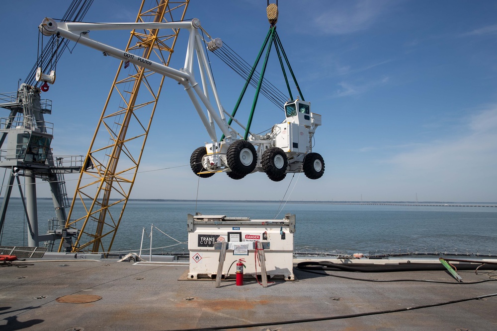 George Washington Onloads Carrier Vessel Crash Crane
