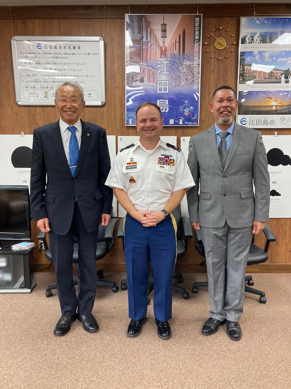 U.S. Army Garrison Japan commander has office call with Etajima mayor