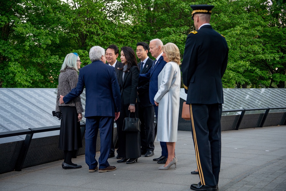 Presidents Greet family of Korean War Medal of Honor Recipient