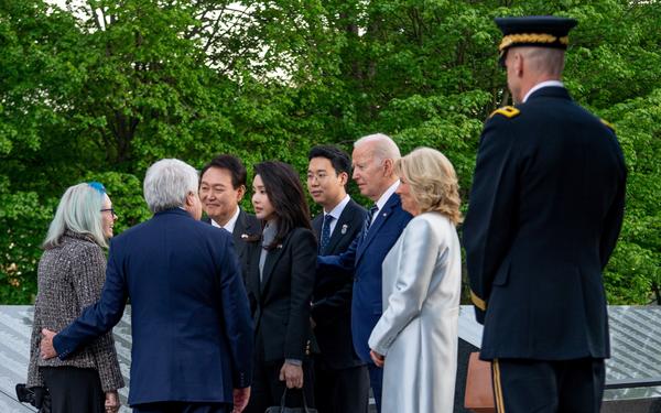 Presidents Greet family of Korean War Medal of Honor Recipient