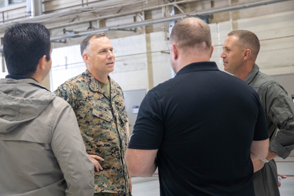 1st MAW Commanding General Visits VMU-3