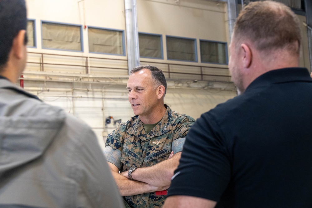 1st MAW Commanding General Visits VMU-3