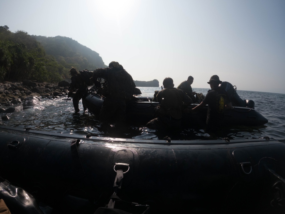 Balikatan 23 I 3d Reconnaissance Battalion, PMC Force Reconnaissance Group Conduct Amphibious Insertion