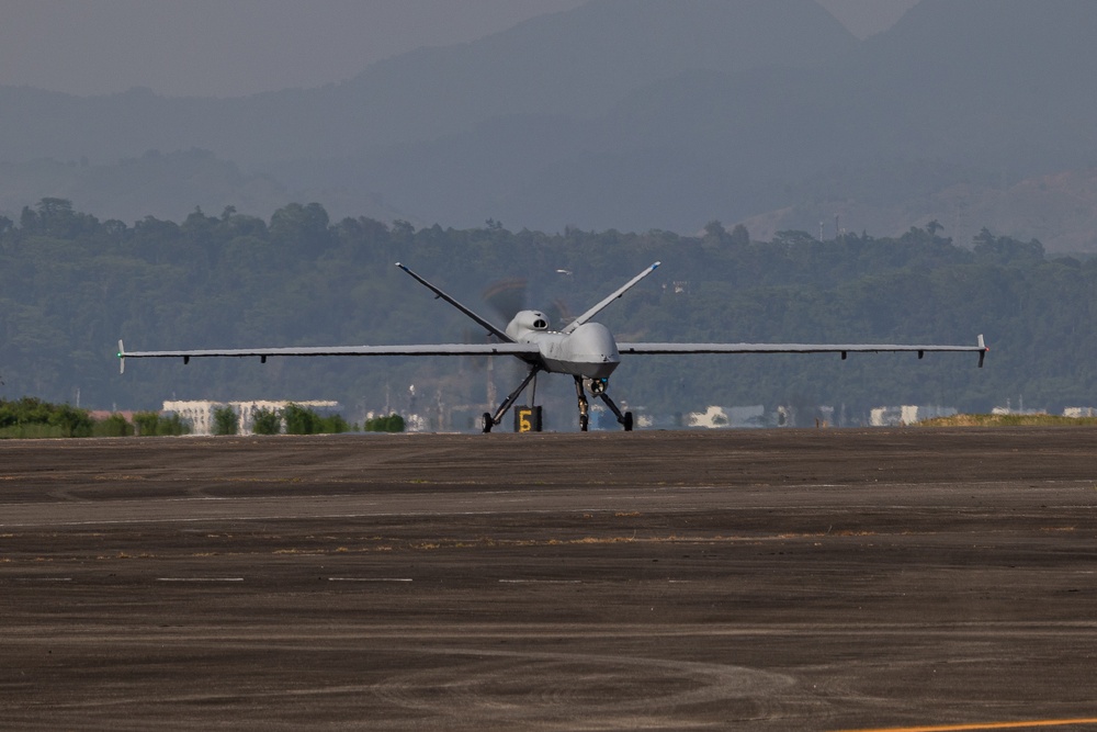 Balikatan 23 | MARFORPAC CG Visits FlightLine