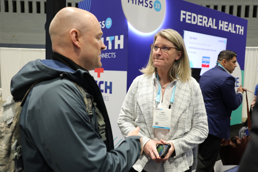 Terri Pryor Meets Conference Attendees at HIMSS