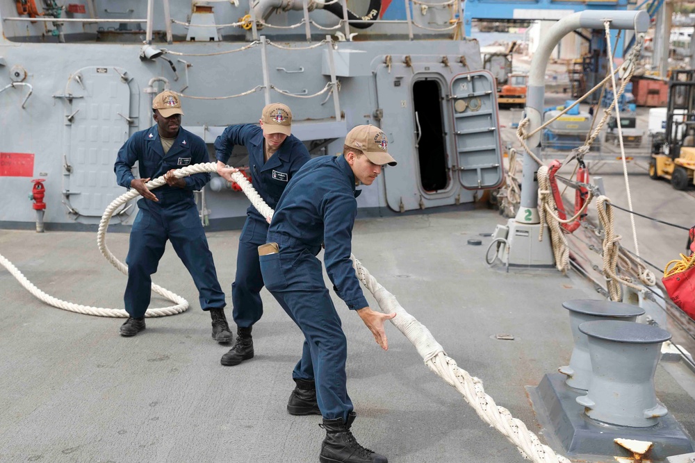 USS Truxtun Departs Eilat