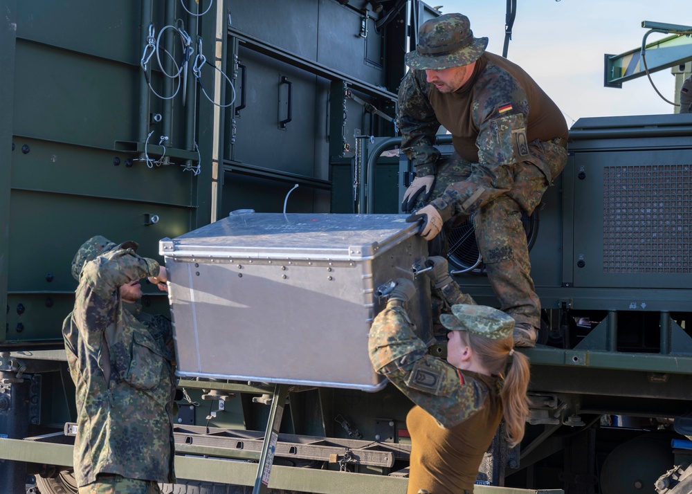 GERMAN SOLDIERS BUILD ROLE 1 MEDICAL FACILITY ON THE FIELD