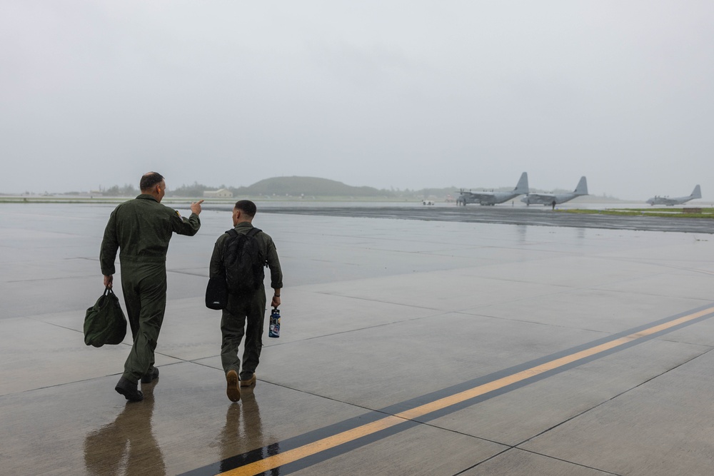 1st MAW Commanding General visits VMGR-153