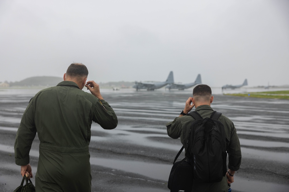 1st MAW Commanding General visits VMGR-153