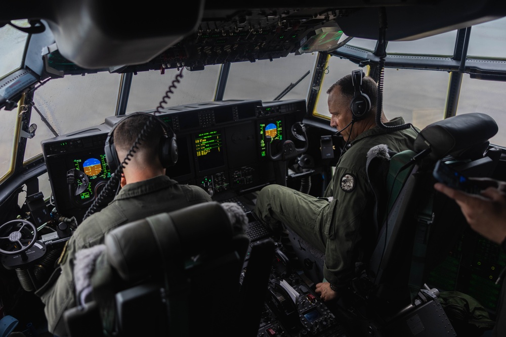 1st MAW Commanding General visits VMGR-153