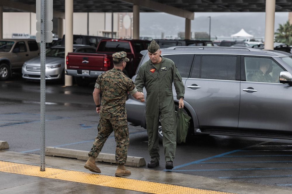 1st MAW Commanding General visits VMGR-153