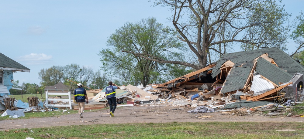 FEMA Canvasses Neighborhoods for Tornado Survivors