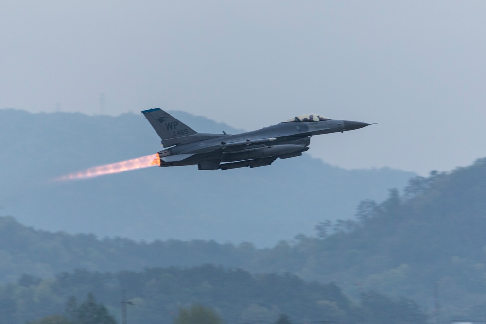 MAG-12 Conducts Night-time Flight Ops in South Korea during KFT 23