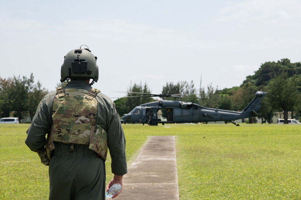18th Wing commander conducts CSAR training