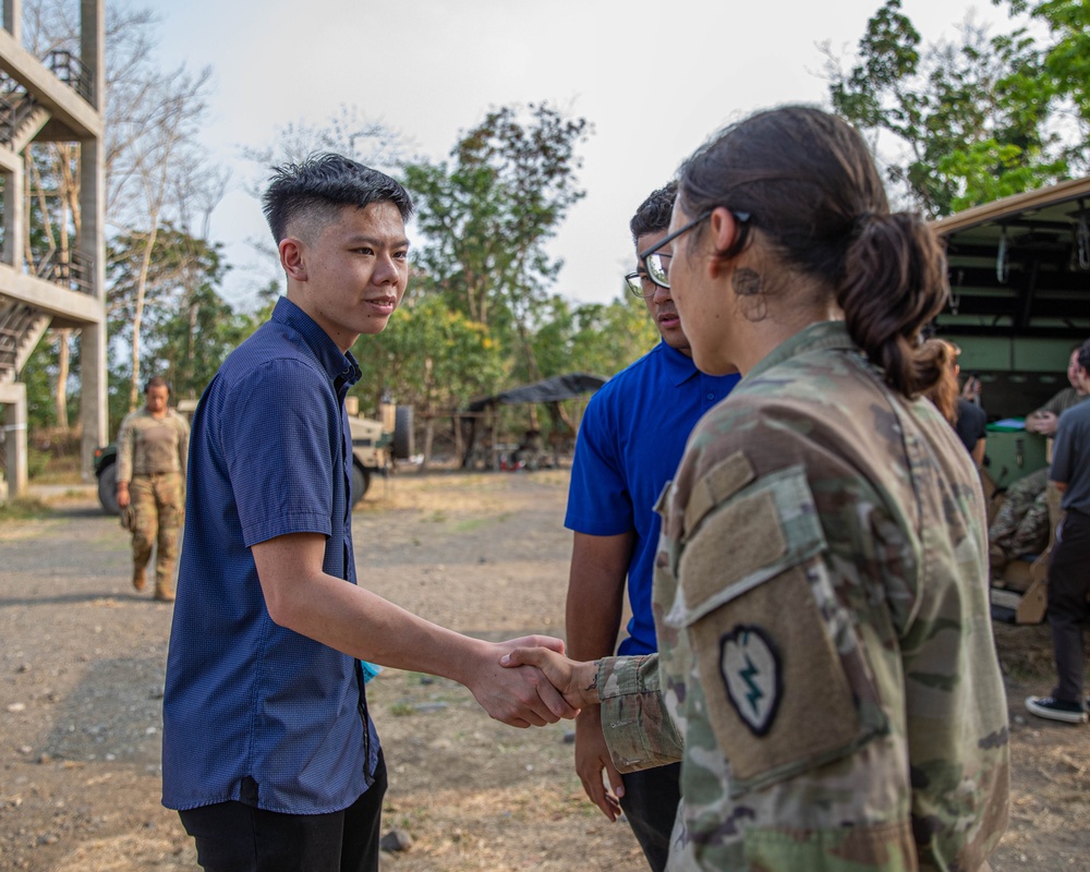 University of Hawaii Students tour Fort Magsaysay