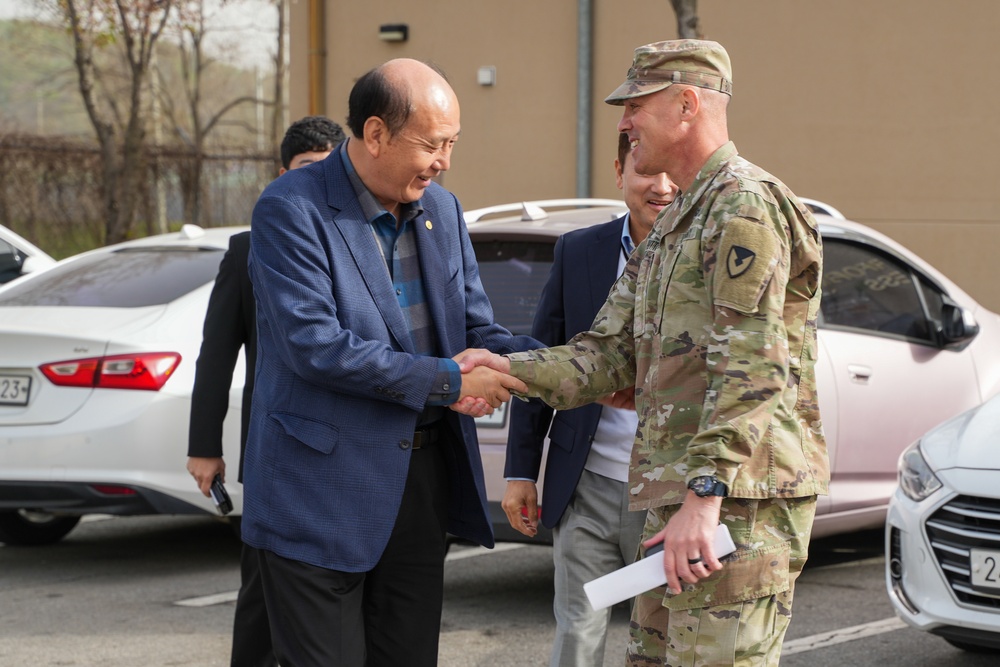 USAG Yongsan-Casey Soldiers &amp; KATUSAs Tour the Taekwondo World Headquarters &amp; the Blue House