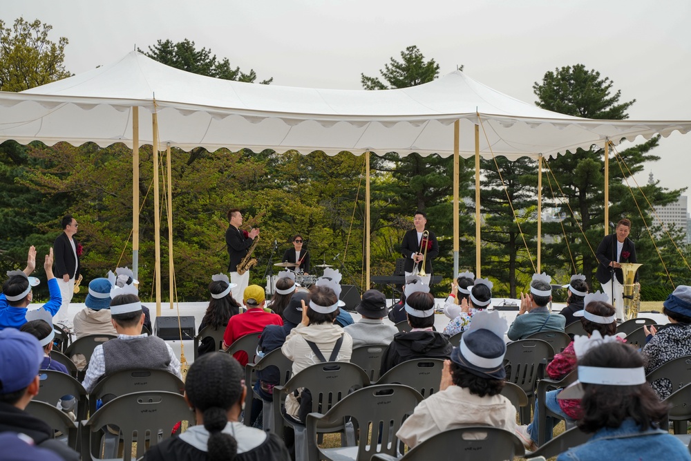 USAG Yongsan-Casey Soldiers &amp; KATUSAs Tour the Taekwondo World Headquarters &amp; the Blue House