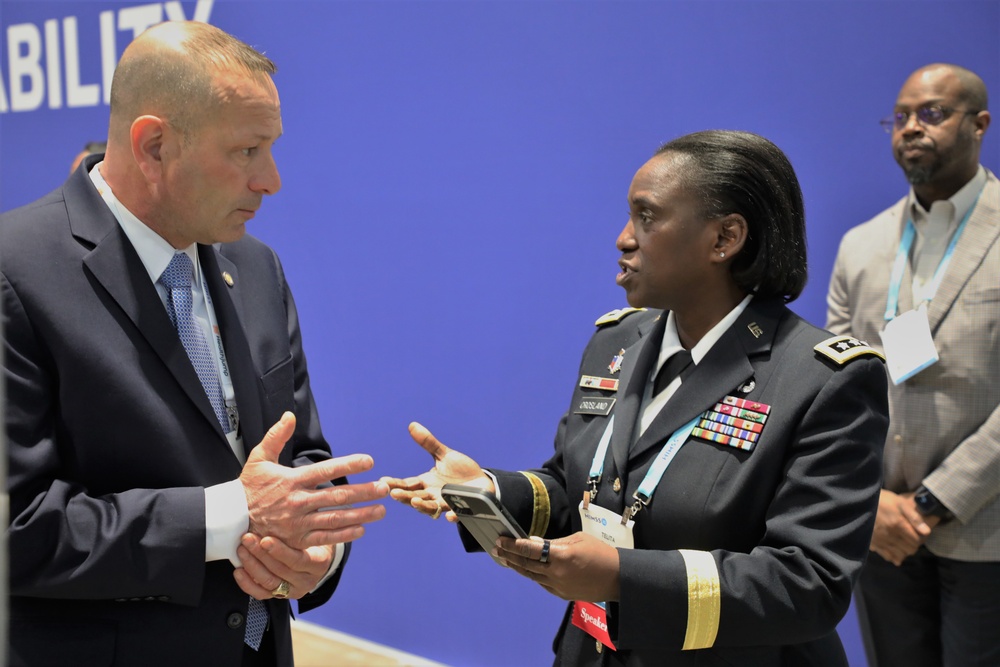 Lt. Gen. Crosland and Pat Flanders talk at the HIMSS Conference