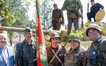 ASA-Black Sea NSTA DGM takes group photo with reenactors