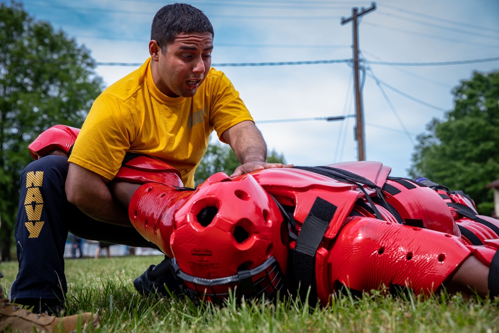 Sailors receive security reaction forces training