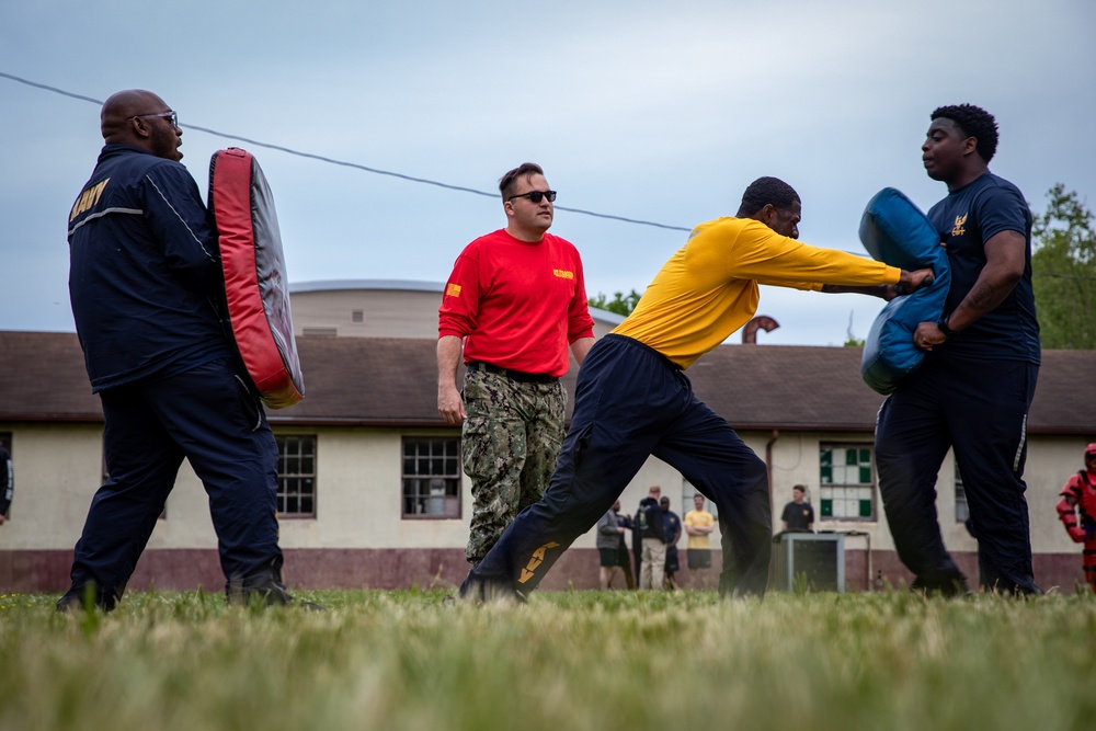 Sailors receive security reaction forces training