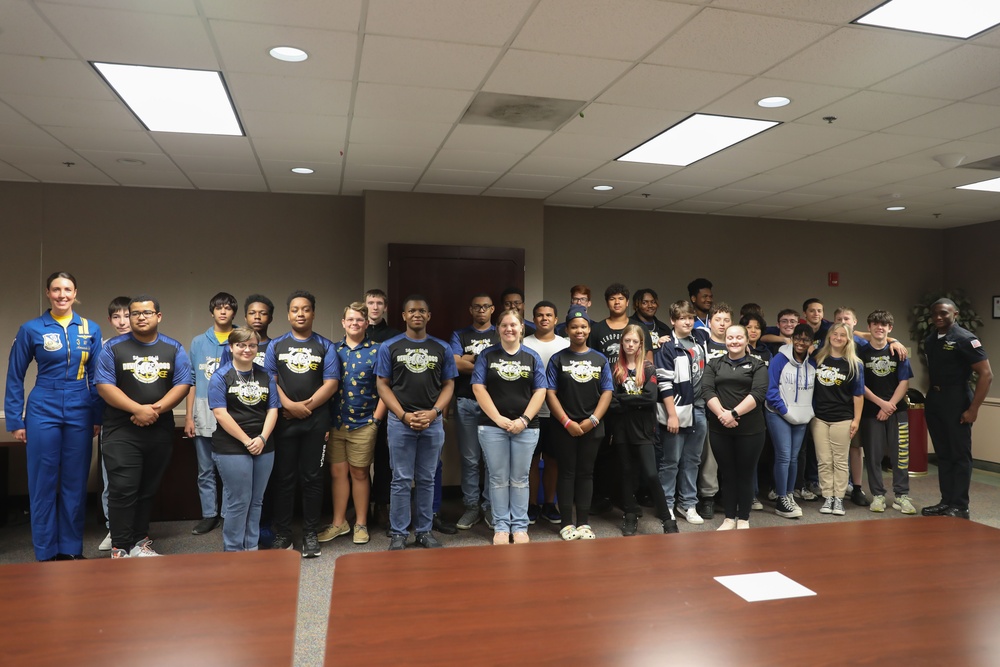 Local Highschool Tours Marine All Weather Fighter Attack Squadron 533 And Speaks With The Blue Angels