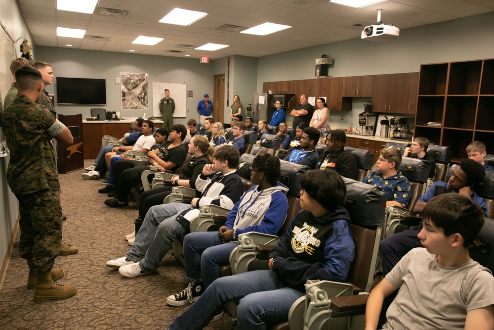 Local Highschool Tours Marine All Weather Fighter Attack Squadron 533 And Speaks With The Blue Angels