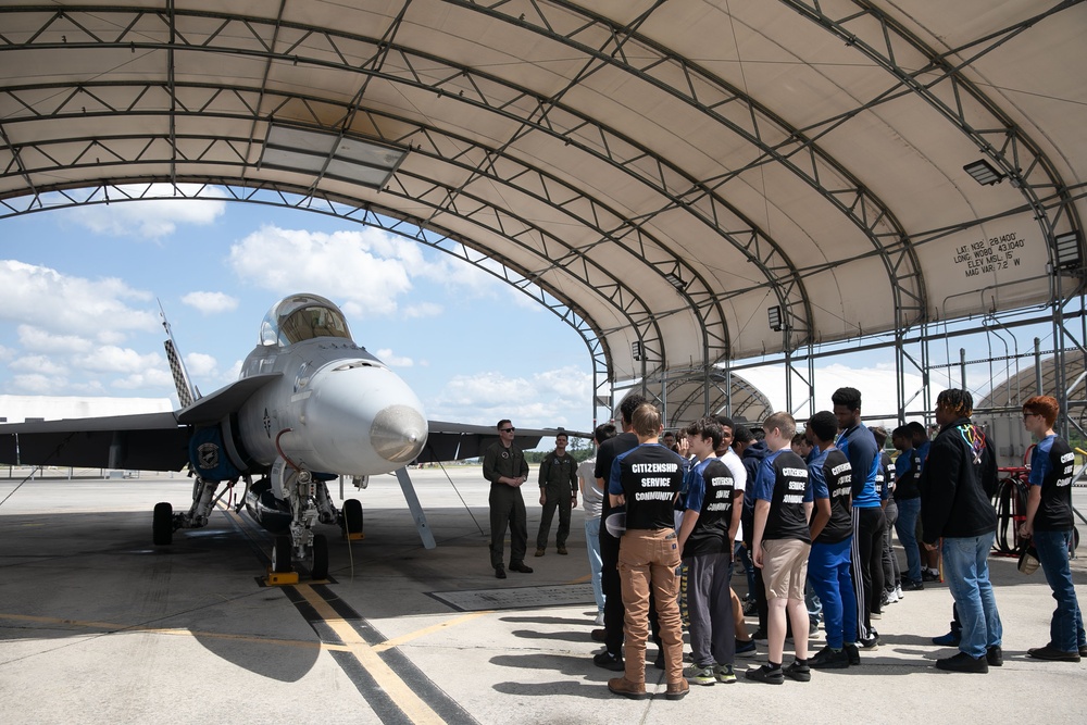 Local Highschool Tours Marine All Weather Fighter Attack Squadron 533 And Speaks With The Blue Angels