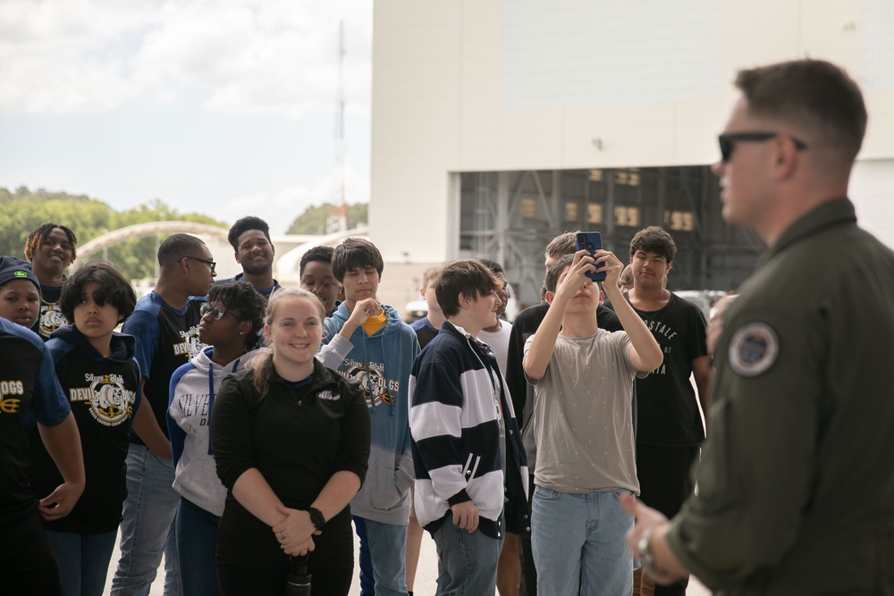 Local Highschool Tours Marine All Weather Fighter Attack Squadron 533 And Speaks With The Blue Angels