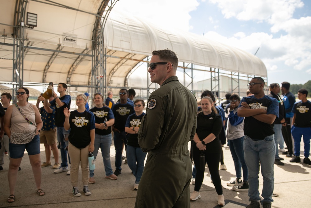 Local Highschool Tours Marine All Weather Fighter Attack Squadron 533 And Speaks With The Blue Angels