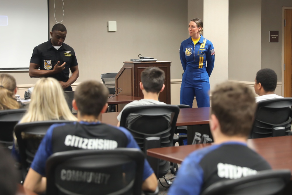 Local Highschool Tours Marine All Weather Fighter Attack Squadron 533 And Speaks With The Blue Angels