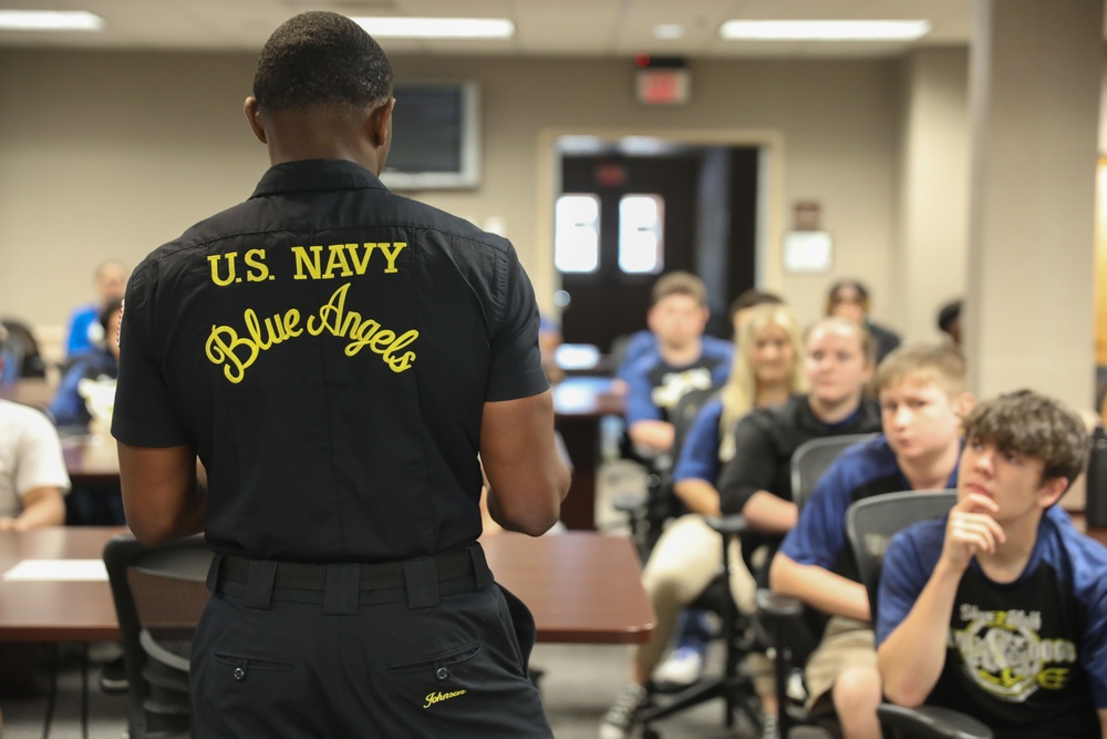 Local Highschool Tours Marine All Weather Fighter Attack Squadron 533 And Speaks With The Blue Angels