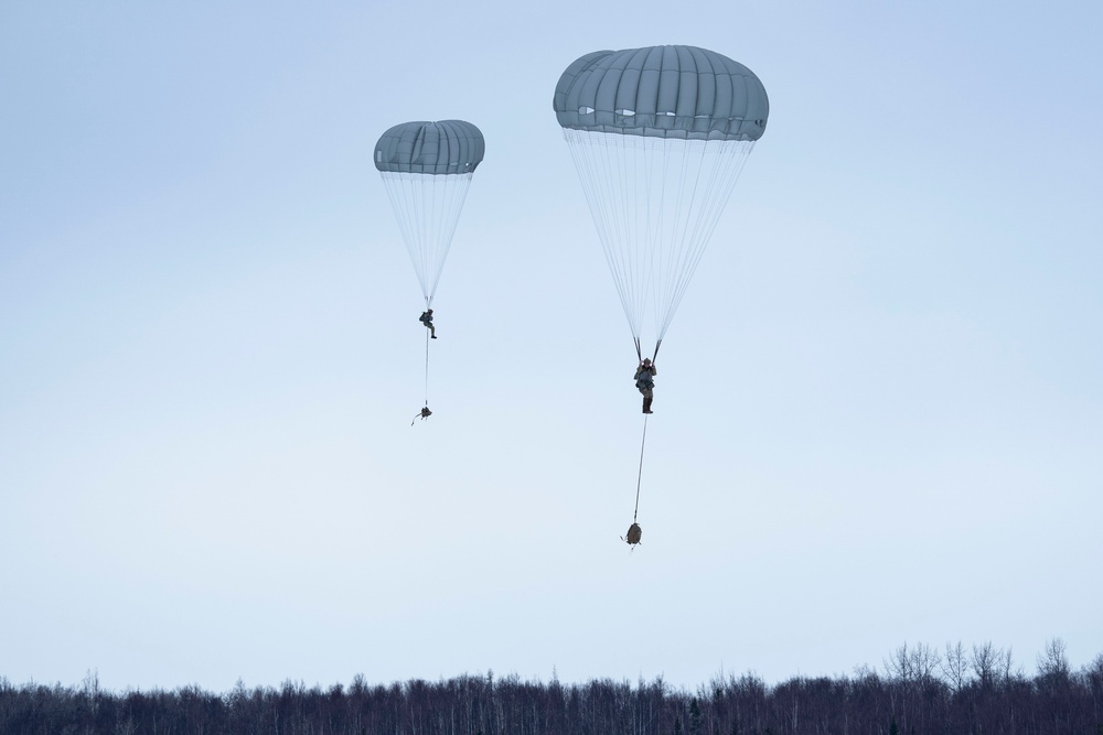 Army paratroopers, Air Force TACPs, and Air National Guard C-17s conduct joint airborne operations