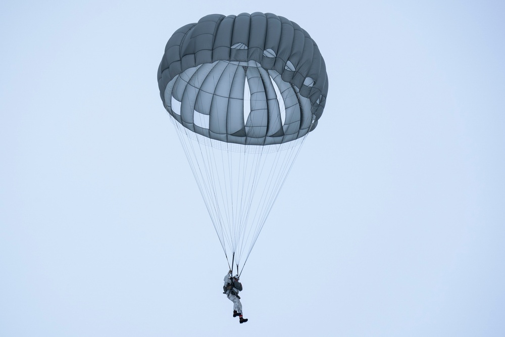 Army paratroopers, Air Force TACPs, and Air National Guard C-17s conduct joint airborne operations