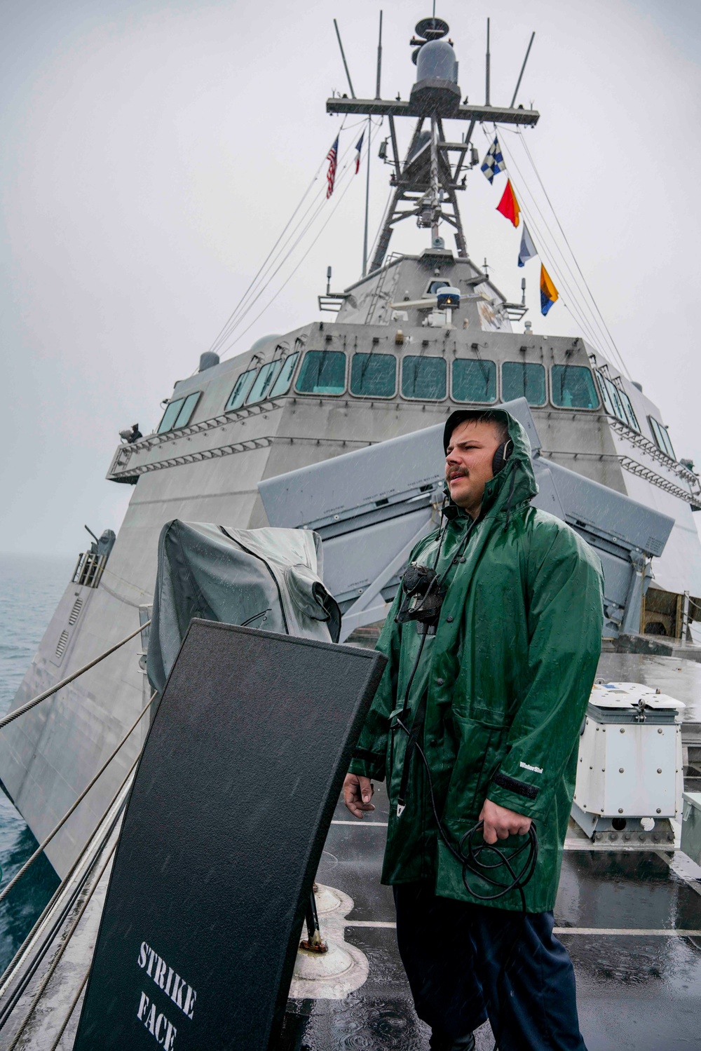 USS OAKLAND GETS UNDERWAY FROM NEW CALEDONIA