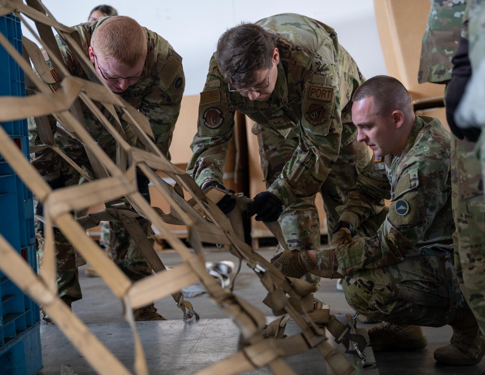 Airmen help train Soldiers in joint LRS training