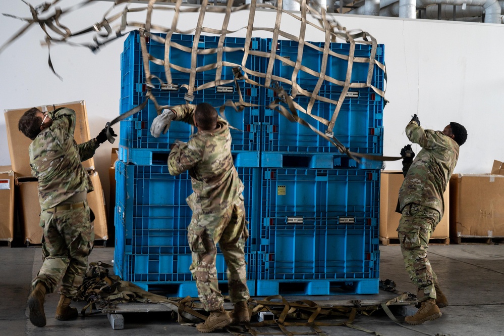 Airmen help train Soldiers in joint LRS training