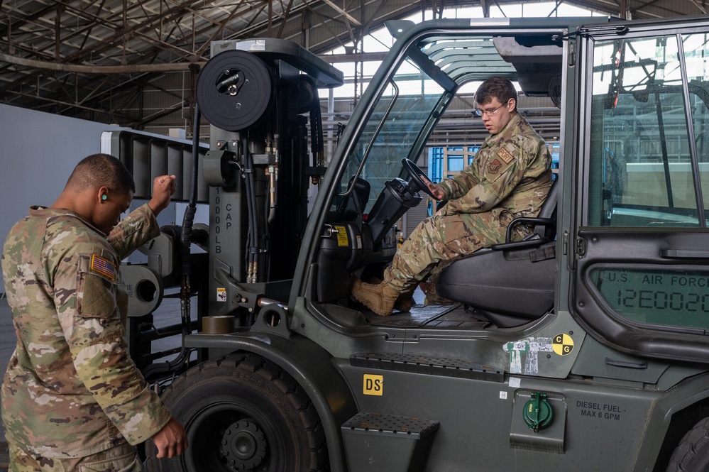 Airmen help train Soldiers in joint LRS training