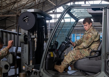 Airmen help train Soldiers in joint LRS training